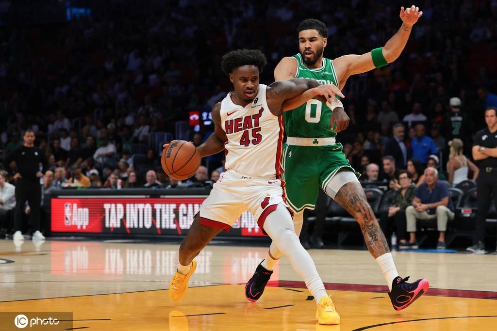 塔图姆25+18+11布朗43分 阿德巴约29+10绿军击败热火